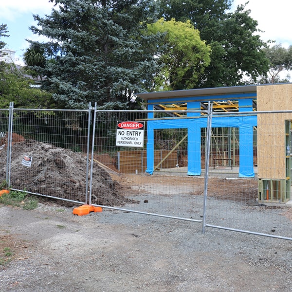 do you deliver and install temporary fencing and what's the cost for this in Hunt